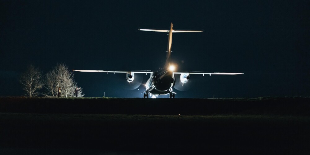 Aizvadītajā naktī uz Liepājas šosejas nosēdusies sabiedroto lidmašīna. FOTO