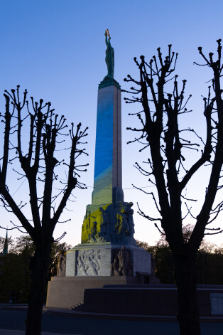 Brīvības piemineklis Ukrainas karoga krāsās.