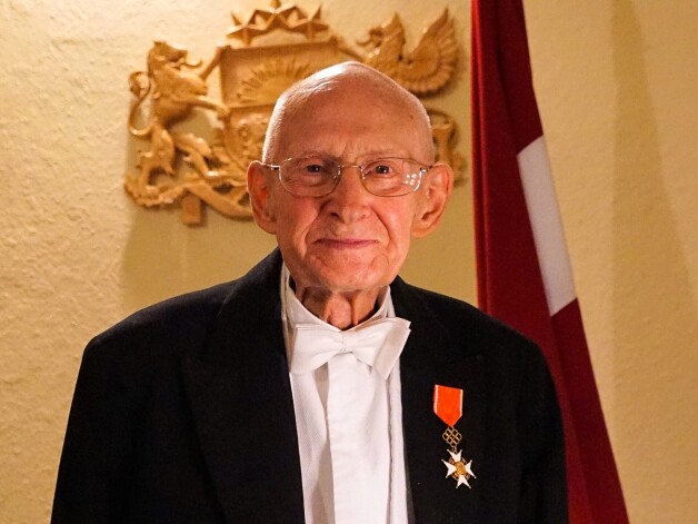 Ilmārs Reinholds Drēziņš jūtas apbēdināts, kad viņam savā 93. mūžā gadā jāvēro Rīgas domes klanīšanās boļševiku karavadoņa Jukuma Vācieša priekšā.