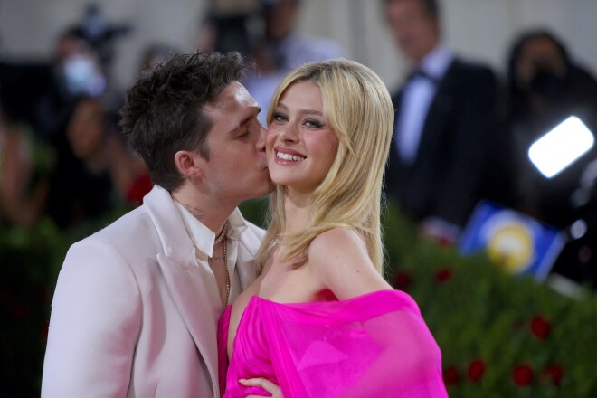 Bruklins un Nikola Pelci Bekhemi apmeklē "Met Gala" balli 2022. gada 2. maijā, nepilnu mēnesi pēc kāzām.