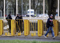 Ņemot vērā 9. un 10. maija notikumus, kas veicināja pulcēšanos Uzvaras parkā pie okupācijas režīma objekta, policija slēgusi pieeju parkā esošajam piemineklim un tā laukumam.