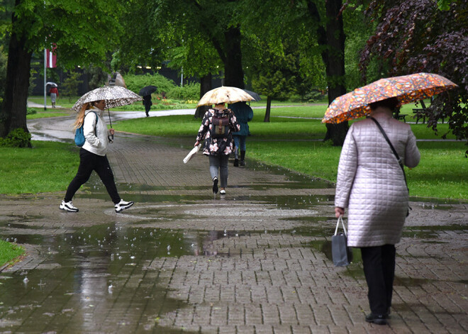 Ceturtdien daudzviet Latvijā gaidāms lietus, vietām ducinās pērkons