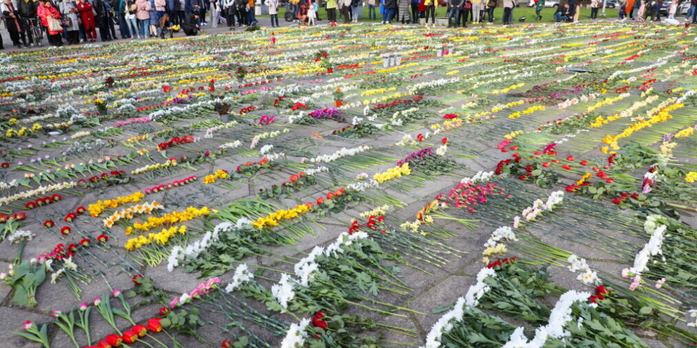 Сотрудникам Rīgas meži угрожают расправой из-за уборки цветов после 9 мая