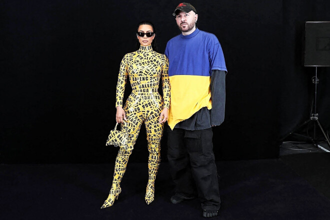 Balenciaga dizainers Demna Gvasalia un sabiedrības dāma Kima Kardašjana.