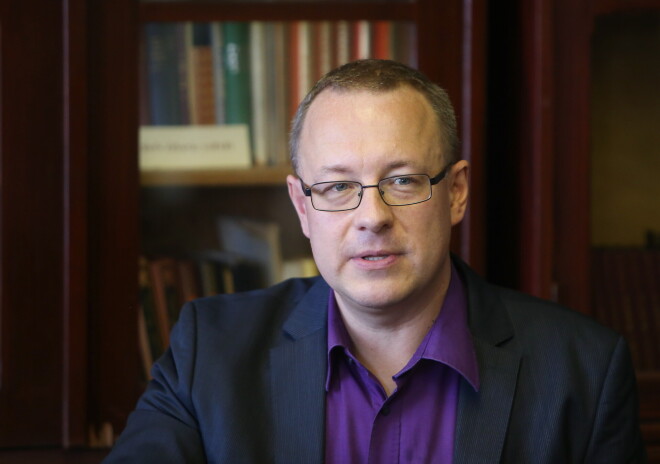 Saeimas deputāts, “saskaņietis” Nikolajs Kabanovs tagad ir triju lielu Latvijas krievu laikrakstu politiskais apskatnieks. Viņš analizē tās valsts politiku, kuras karogā savulaik šņauca degunu.