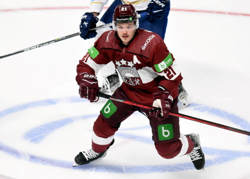 Latvijas hokeja izlases pieteikumā pasaules čempionātam atstātas divas brīvas vietas