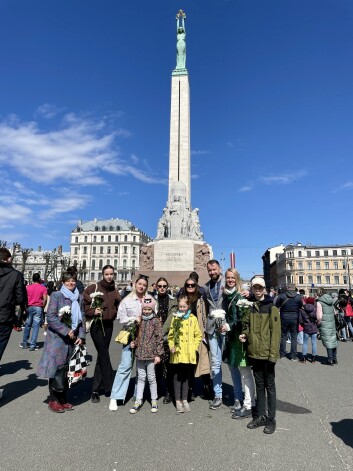 Ģimenes satikās arī Latvijas neatkarības atjaunošanas gadadienā. Viņi kopā noskatījās tautastērpu parādi, nolika ziedus pie Brīvības pieminekļa un devās nelielā ekskursijā pa Rīgas vēsturisko centru.