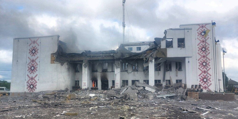 Krievu raķešu triecienā Harkivas piepilsētā iznīcināts humānās palīdzības centrs