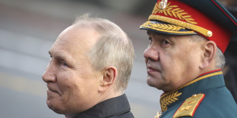 Krievijas vadonis Vladimirs Putins un Krievijas aizsardzības ministrs Sergejs Šoigu 9. maija parādē Maskavā.
