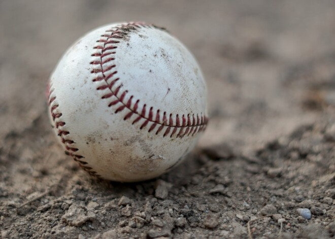 Бейсбольный мяч с автографом Зеленского продали за 50 000 долларов