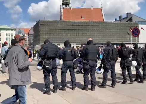 Rātslaukumā aizturētā Ždanoka atbrīvota no policijas iecirkņa