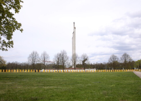 Rīgas dome nolemj demontēt padomju pieminekli Uzvaras parkā
