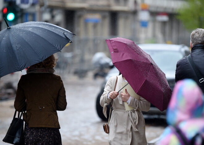 Sestdiena daudzviet būs lietaina; iespējams arī pērkons
