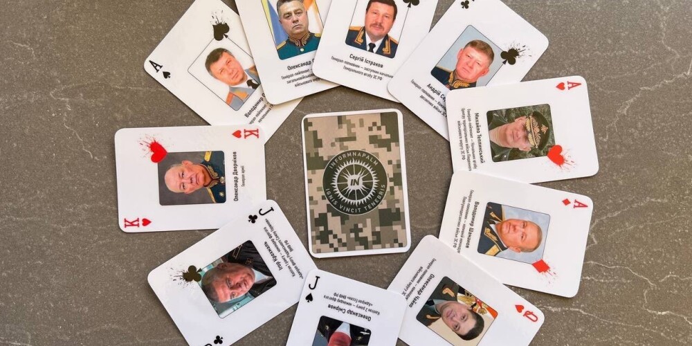 Ukrainā izlaistas spēļu kārtis ar Krievijas kara noziedznieku fotogrāfijām