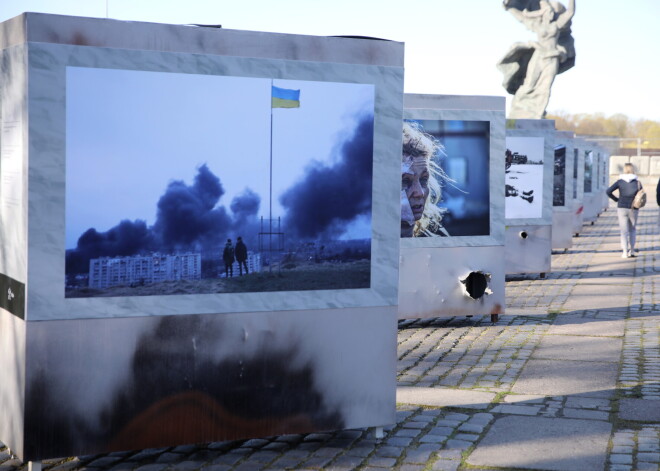 Фотографии войны в Украине пора убирать от памятника, но куда - непонятно