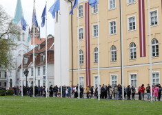 Cilvēku rinda pie Rīgas pils akcijas "Eiropas Muzeju nakts" laikā.