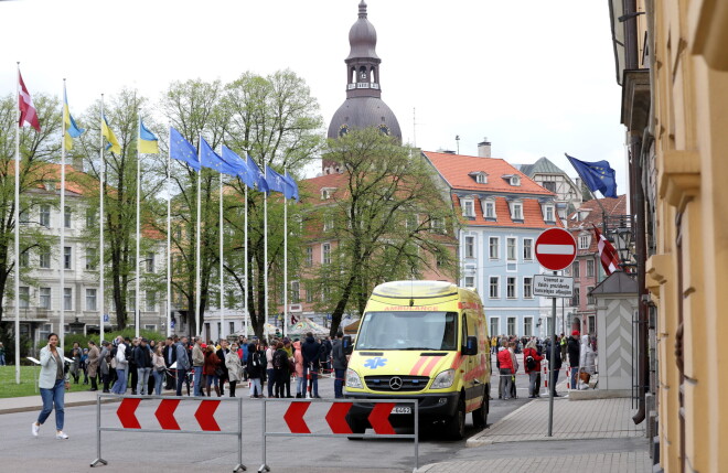 Cilvēku rinda pie Rīgas pils akcijas "Eiropas Muzeju nakts" laikā.