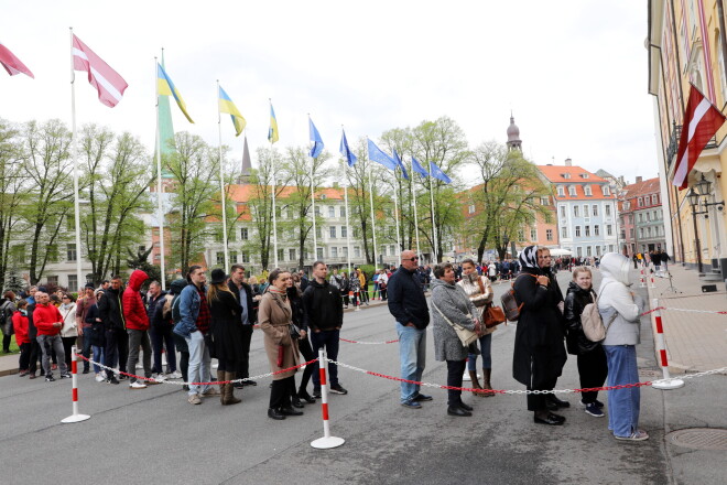 Cilvēku rinda pie Rīgas pils akcijas "Eiropas Muzeju nakts" laikā.