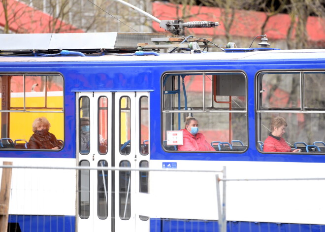 Sabiedriskajā transportā no šodienas vairs nav obligāti jāvalkā sejas aizsargmaskas