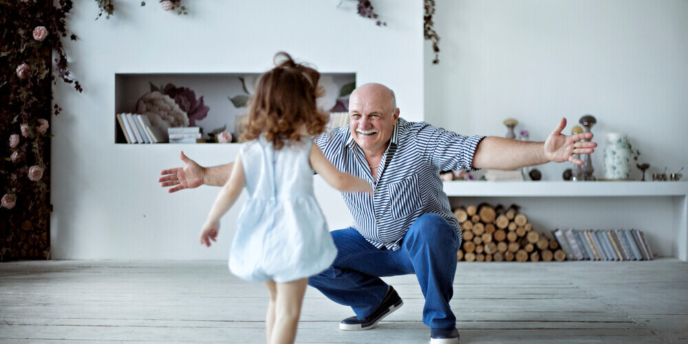 Kā veidot ģimeniskas attiecības, ja vecāki ar bērniem dzīvo ārzemēs, bet vecvecāki - Latvijā