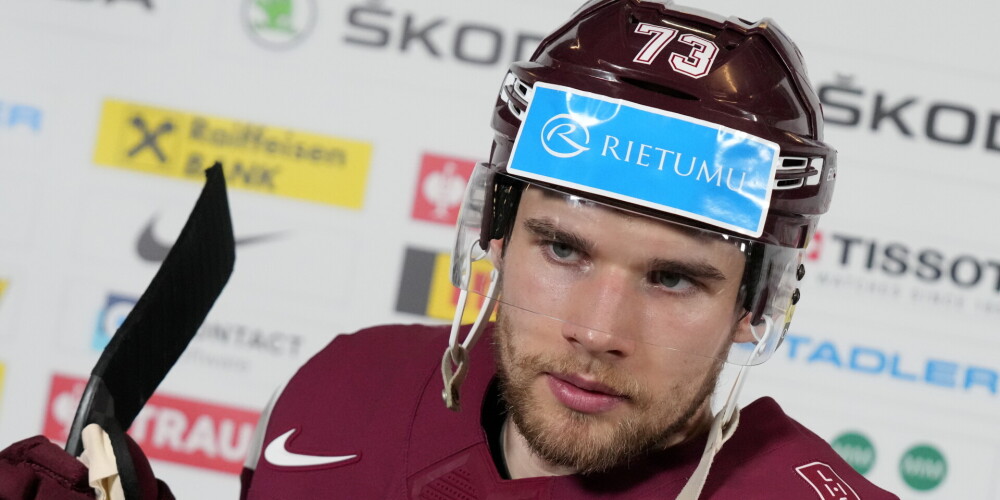 Deniss Smirnovs (dzimis 1999. gada 7. martā) ir latviešu hokejists, centra uzbrucējs. Viņa tēvs Igors Smirnovs ir bijušais hokejists un vēlāk hokeja treneris. Hokejists 15 gadu vecumā pārcēlās uz Šveici, kur pievienojās Genève-Servette HC kluba jauniešu sistēmas komandām. Viņu komandai bija rekomendējis Kaspars Daugaviņš, kurš tobrīd spēlēja tās sastāvā. 2019. gada vasarā noslēdza līgumu ar profesionālo komandu, 2019. gada 13. septembrī aizvadot debijas spēli Šveices līgā. Debijas spēlē Smirnovs guva vārtus un atzīmējās ar rezultatīvu piespēli.