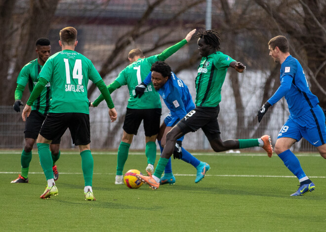 RFS futbolisti uzvar "Audu", kurai strīdīgā epizodē neieskaita gūtos vārtus