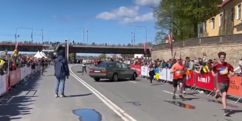 Rīgas maratona laikā trasē iebraucis auto