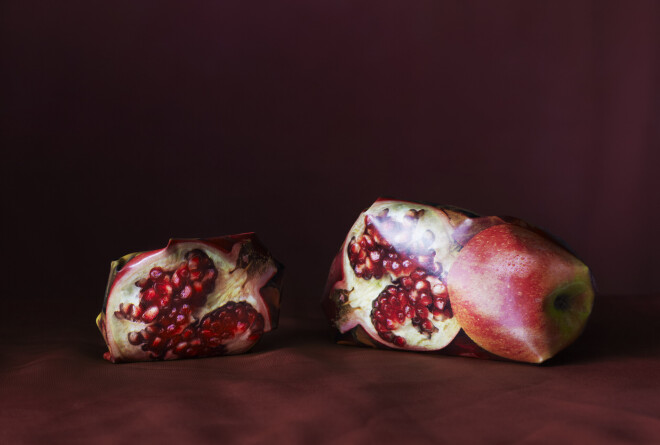 Sigrīda Vīre, Kloē Jancis (Igaunija). “Spoguļa priekšā, dienā pilnā ar aizrautību, tu uzliec masku pārāk cieši, tā knieš tev ādu” (2021., no izstādes “Ekrāna ēra III: Klusā daba”).