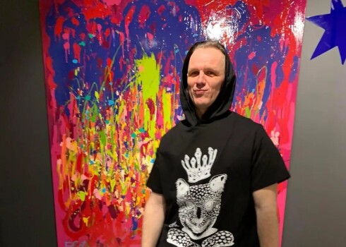 Mūziķis Juris Kaukulis mākslinieces Patmalnieces burziņā ietērpjas kleitā