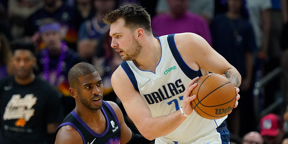 Luka Dončičs dalasiešiem guva 35 punktus un izcīnīja desmit atlēkušās bumbas.