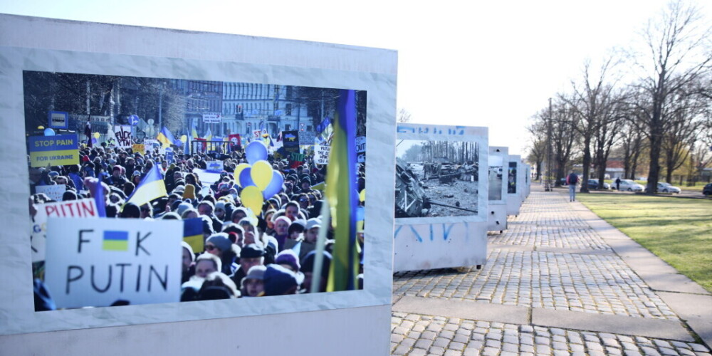 Lielformāta fotogrāfiju izstāde par Ukrainas kara ikdienu iepriekš bija skatāma pie pieminekļu kompleksa Uzvaras parkā.