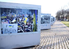 Lielformāta fotogrāfiju izstāde par Ukrainas kara ikdienu iepriekš bija skatāma pie pieminekļu kompleksa Uzvaras parkā.