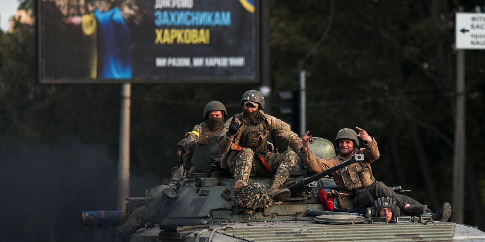 Ukrainas militāristi uz bruņutransportiera, Krievijas uzbrukuma Ukrainai laikā, Harkivā, 2022. gada 16. maijā.
