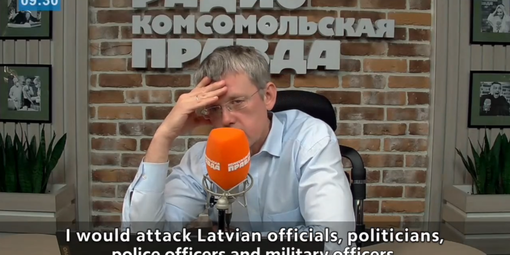“Es uzbruktu politiķiem, policistiem...” Krievijas radio fantazē, kā un ar kādiem ieročiem vajadzētu slepkavot latviešus