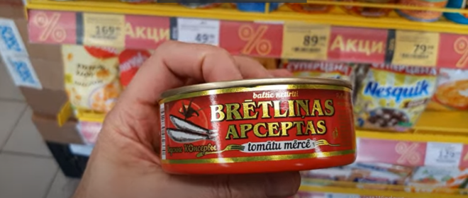 Российские рыбаки не уверены в своих способностях делать собственные качественные консервы, поэтому, чтобы обмануть покупателей, на консервы кильки клеят этикетки на латышском языке.