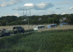 No rūpnīcas teritorijas izbrauca vismaz septiņi autobusi ar Ukrainas karavīriem, un tos pavadīja prokrieviskie bruņotie spēki.