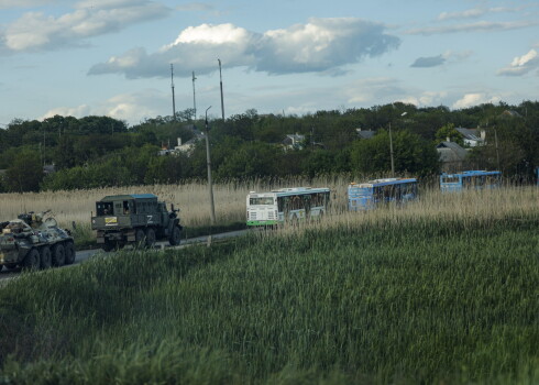 No rūpnīcas teritorijas izbrauca vismaz septiņi autobusi ar Ukrainas karavīriem, un tos pavadīja prokrieviskie bruņotie spēki.