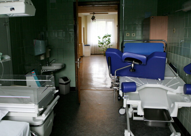 Vieni no sliktākajiem rādītājiem Eiropā! Dzemdībās Latvijā pērn mirušas 5 sievietes