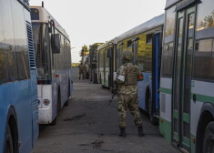 Pašpasludinātās Doņeckas Tautas Republikas (DPR) milicijas apsardzes autobusi, kas sagatavoti ukraiņu karavīriem un tiek evakuēti no aplenktās Azovstaļas tērauda rūpnīcas Mariupolē, Ukrainā, 2022. gada 17. maijā.