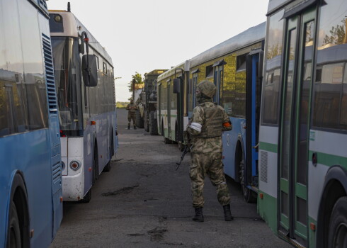 Pašpasludinātās Doņeckas Tautas Republikas (DPR) milicijas apsardzes autobusi, kas sagatavoti ukraiņu karavīriem un tiek evakuēti no aplenktās Azovstaļas tērauda rūpnīcas Mariupolē, Ukrainā, 2022. gada 17. maijā.