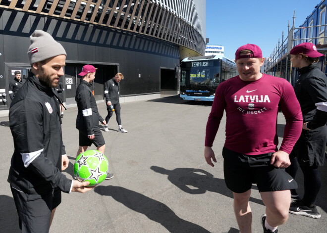 FOTO: Ronalds Ķēniņš pirms treniņa noliek pie vietas Latvijas hokeja spilgtāko zvaigzni