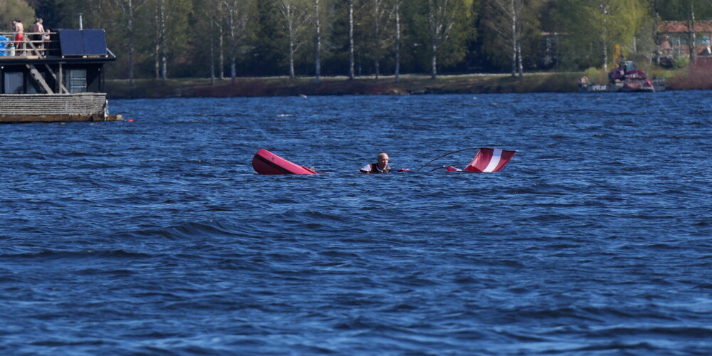FOTO: Ezerā Tamperē apgāzusies laiva ar Latvijas hokeja līdzjutējiem