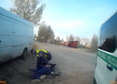 Daugavpilī pašvaldības policija pēc pakaļdzīšanās apturēja metāla zagļus, kuri savu nelikumīgo guvumu pārvadāja baltā mikroautobusā.