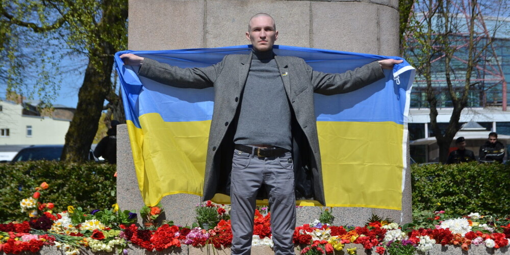 Лиепайчанина с украинским флагом на 9 мая пытались ударить бутылкой: полиции пришлось его окружить