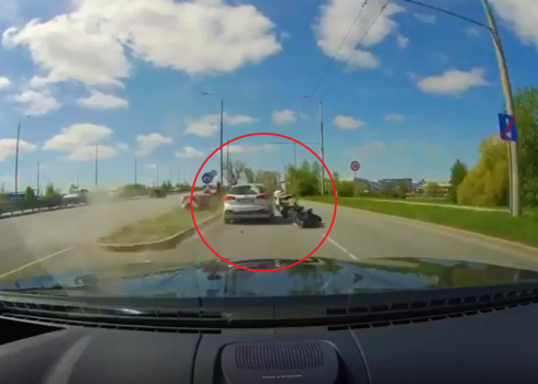 VIDEO: "Tiesības nost!" Internetu šokē agresīva šofera izraisīta sadursme uz Salu tilta