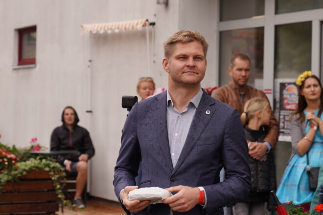 Labklājības ministrs Gatis Eglītis: “Ja cilvēks dod pienesumu un ir gatavs smagi strādāt, tad arī viņa darbs tiks novērtēts ar daudz augstāku atalgojumu nekā minimālais”.