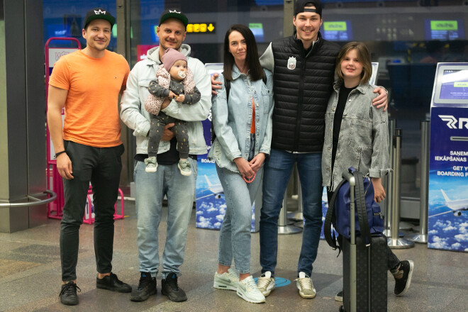 Latviešu vārtsargu Elvi Merzļikinu lidostā silti pavadīja bērnības draugs Matīss Mazurenko, brālis Renārs ar sievu Tatjanu, mazo meitu Paulu un vecāko meitu Nikolu, kura ir NHL zvaigznes krustmeita.
