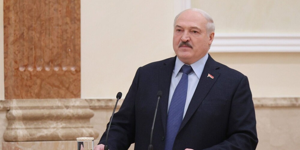 Лукашенко заявил, что готов с Mercedes пересесть на "Москвич"