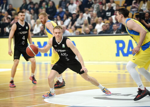 “VEF Rīga" pieveica "Ventspili" ar 93:92 (25:18, 15:32, 27:18, 26:24), sērijā līdz četrām uzvarām ar 4-1 uzvaru svinot rīdziniekiem.