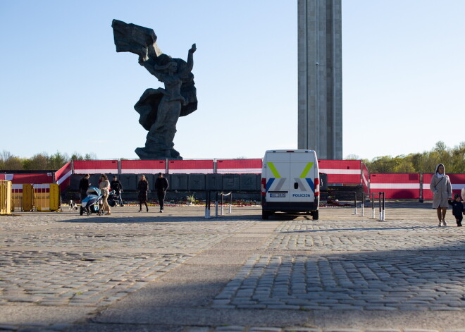 Полиция готова к сегодняшнему шествию, но призывает не приближаться к памятнику